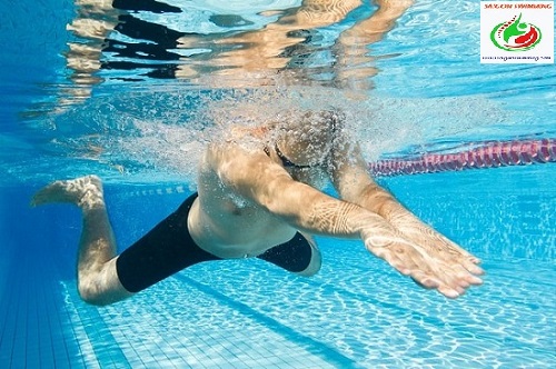 Bơi ếch bị đau lưng có thể do luyện tập quá sức